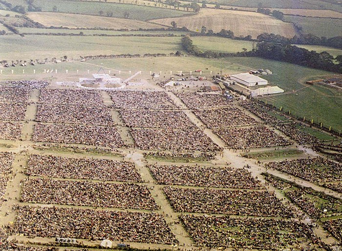 papal-crowd-w700